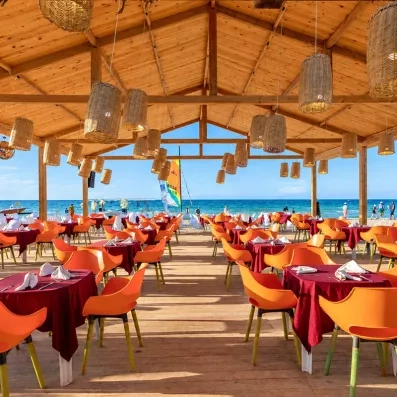 Restaurant de plage couvert avec vue sur la mer à l'hôtel Welcome Meridiana Djerba