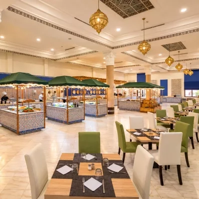 Restaurant buffet, avec des tables assises et des chaises en vert et blanc