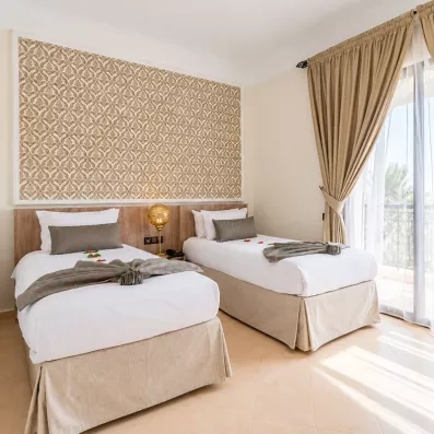 chambre avec 2 lits simples du lit