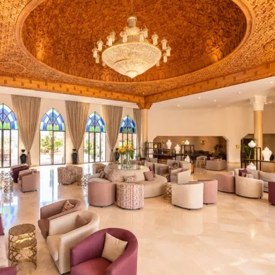 Hall d’hôtel avec décoration oriental, élégant, avec plafond sculpté majestueux, grand lustre, assises raffinées et lumière chaude