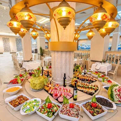 Présentation du buffet de salades et spécialités tunisiennes autour d'une colonne décorée au Nour Palace Mahdia