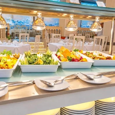 Comptoir du buffet chaud et entrées fraîches au restaurant de l'Hôtel Nour Palace Resort Mahdia