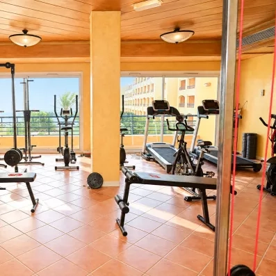 Salle de sport équipée de machines de musculation et vélos à l'hôtel Nour Palace Mahdia