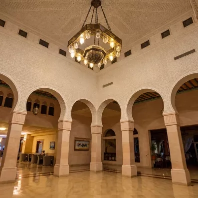 Architecture orientale et hall intérieur de l'hôtel Nour Palace Resort Mahdia