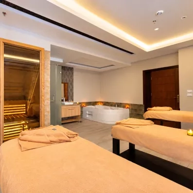 Cabine de massage double avec jacuzzi privatifs et sauna au spa du Mondi Club Seven Seas Jolie Bay.