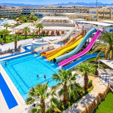 Parc aquatique avec toboggans colorés et piscine au Mondi Club Seven Seas Jolie Bay à Hurghada.