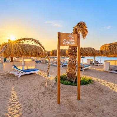 Plage privée et espace détente Relax Area sous paillottes au Mondi Club Seven Seas Jolie Bay.