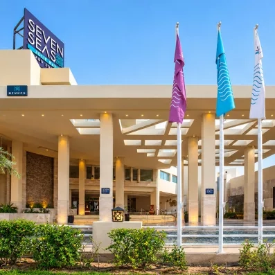 Façade extérieure et entrée principale du complexe hôtelier Mondi Club Seven Seas Jolie Bay à Hurghada.