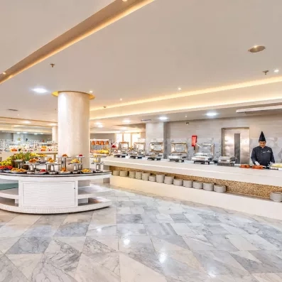 Comptoir de buffet chaud avec chef cuisinier à l'hôtel Mondi Club Seven Seas Jolie Bay Hurghada.