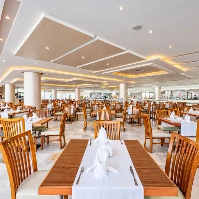Grande salle à manger élégante du restaurant principal au Mondi Club Seven Seas Jolie Bay.