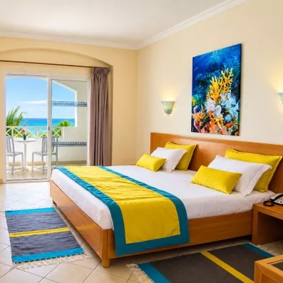 Chambre double spacieuse du Mondi Club Thalassa Mahdia avec lit king size et balcon vue sur la mer