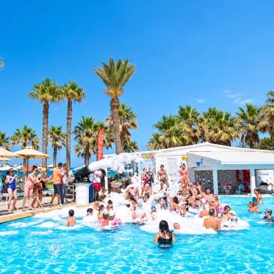 Animation foam party et pool party dans la piscine du Mondi Club Thalassa Mahdia