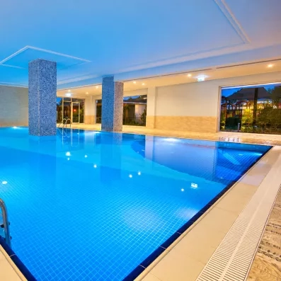 grande piscine intérieure