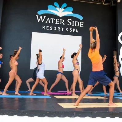 cours de yoga en extérieur 