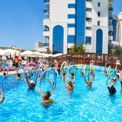 cours 'aquagym dans la piscine de l'hôtel