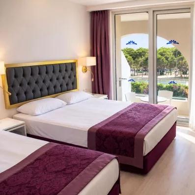 chambre avec un lit double et un balcon