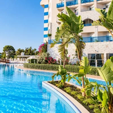 piscine extérieur avec jardin et vue sur l'hôtel