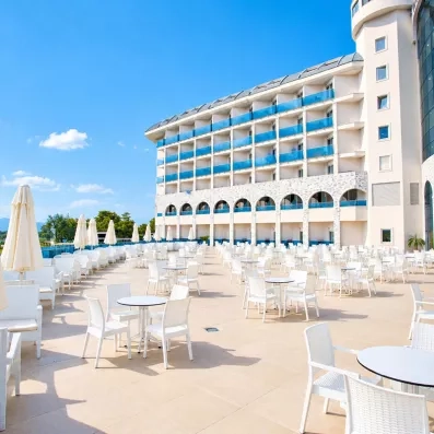 bar extérieur sur la terrasse de l'hôtel