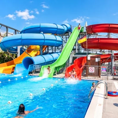 piscine extérieur avec des toboggans