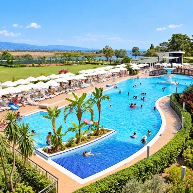 piscine extérieur avec transats
