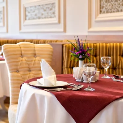 table dressée dans le restaurant principal