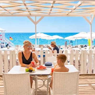 restaurant extérieur sur la terrasse de l'hôtel