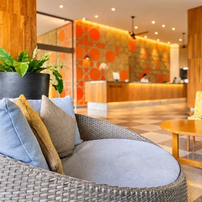 hall d'entrée de l'hôtel avec un fauteuil et une table