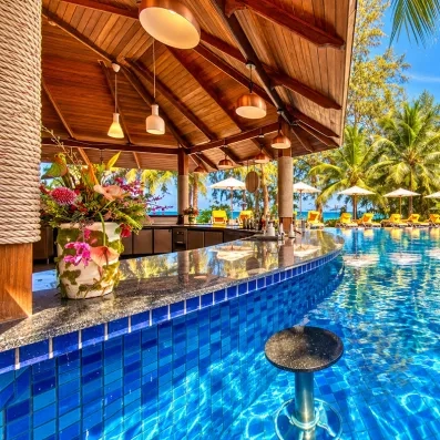 snack bar en bois  dans la piscine