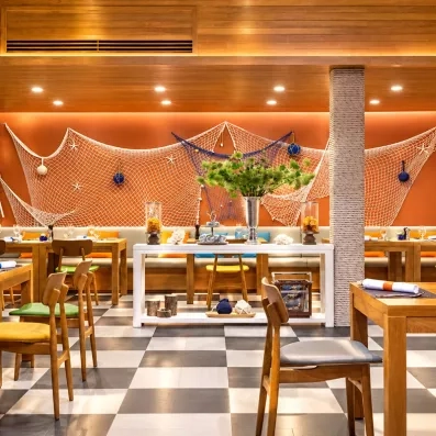 salle de restaurant avec des chaises et des tables