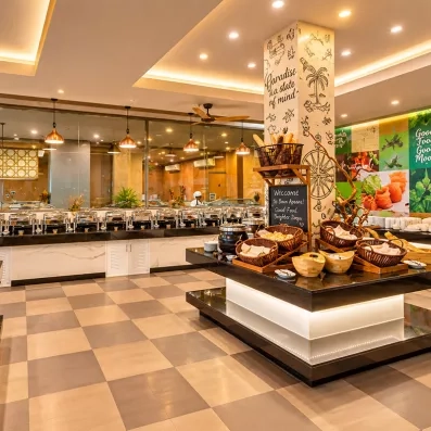 buffet en îlot central au milieu du restaurant