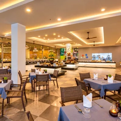 salle de restaurant avec les tables dressées