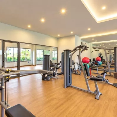 salle de fitness avec une machine au milieu et des équipements