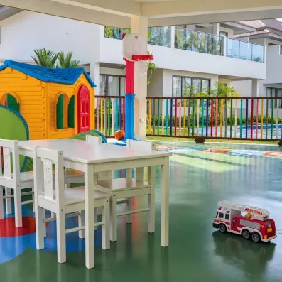 aire de jeux pour enfant en intérieur avec cabane et table 