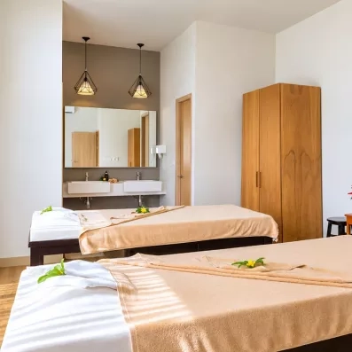pièce avec des plusieurs tables de massages 