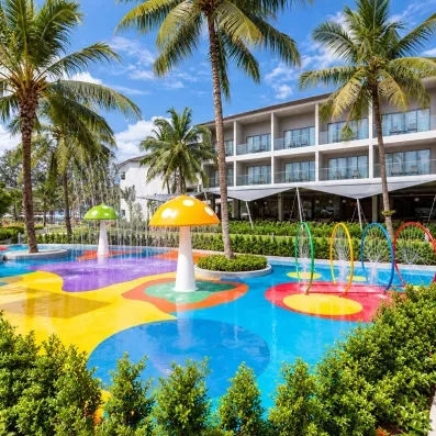 Une piscine extérieure pour enfants, équipée de jeux d’eau.