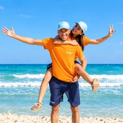 Animateurs souriants du Mondi Club accueillant les vacanciers au Zita Beach Resort.