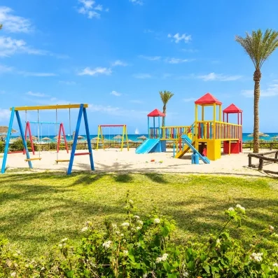 Aire de jeux extérieure pour enfants située sur la plage de l'hôtel Zita Beach Resort.