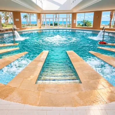 Belle et grande piscine intérieur