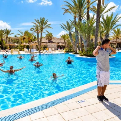 Cours d'aquagym dans la piscine principale du Zita Beach Resort sous le soleil de Zarzis.