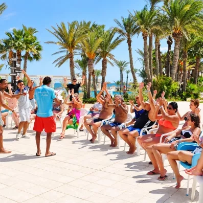 Spectacle et animation de l'équipe Mondi Club sur la terrasse du Zita Beach Resort.