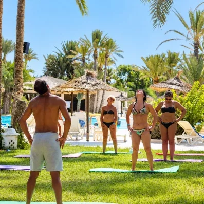 Séance de réveil musculaire et stretching dans les jardins du Zita Beach.
