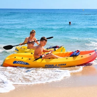 Sortie en kayak en mer Méditerranée pour les clients du club de vacances à Zarzis.