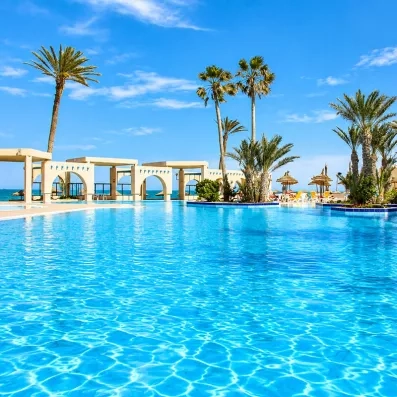 Grande piscine extérieur sous un ciel bleu