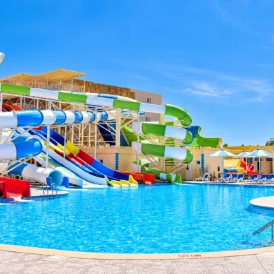 Toboggan aquatique de l'aquapark à l'hôtel tout inclus AMC Royal à Hurghada en Egypte
