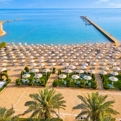 vue d'ensemble parasols, transats, au bord de la plage avec sable fin au AMC Royal à Hurghada, Egypte