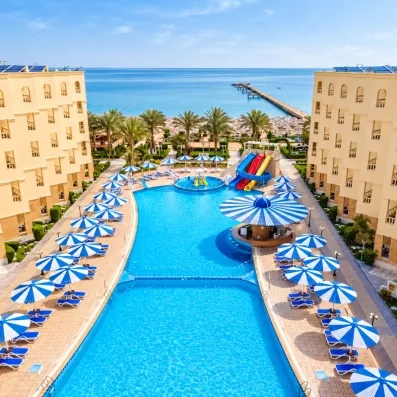 vue aérienne de la piscine principale avec transats et parasols et de la plage du AMC Royal à Hurghada en Egypte