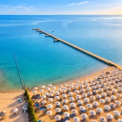  vue d'ensemble parasols, transats, au bord de la plage avec sable fin au AMC Royal à Hurghada, Egypte