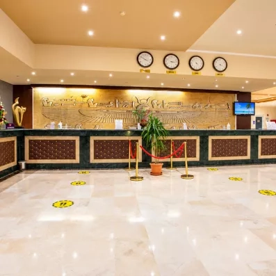 réception à la décoration elegante et luxueuse en marbre au AMC Royal à Hurghada en Egypte