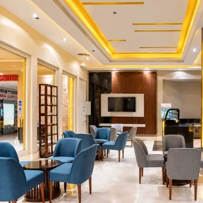 espace tv avec tables et chaises au AMC Royal à Hurghada en Egypte