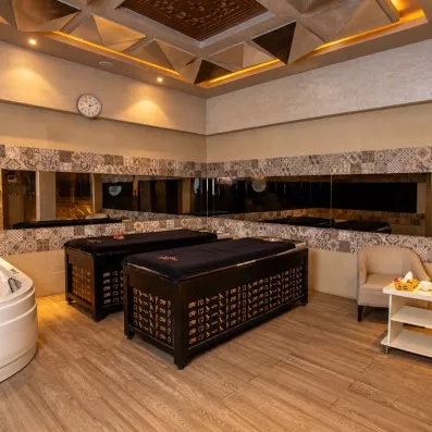 salle de massage moderne et élégante à l'AMC Royal à Hurghada en Egypte